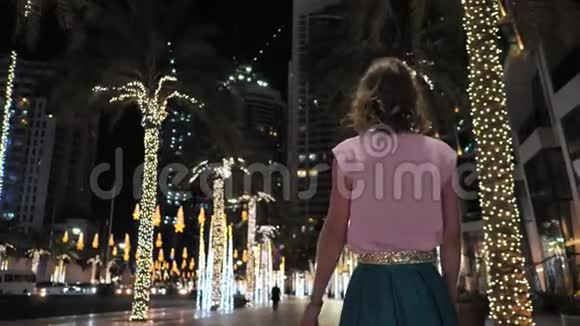 一位年轻女子正沿着迪拜的傍晚散步视频的预览图