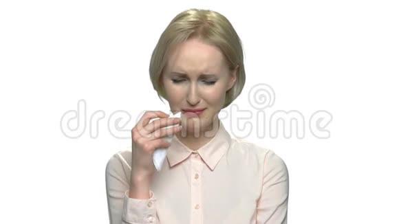 白色背景下哭泣的女人的肖像视频的预览图