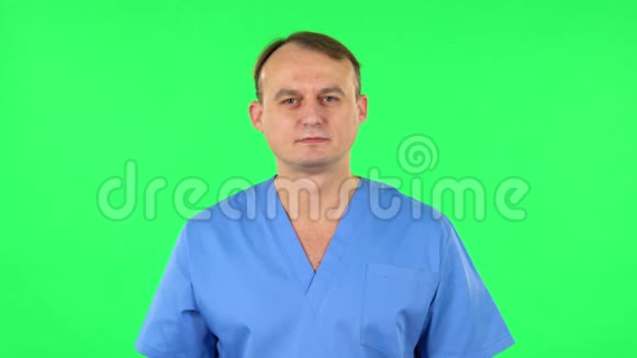 很惊讶的医务人员带着震惊的哇脸表情绿色屏幕视频的预览图