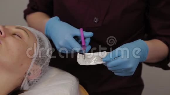 专业美容师女士在微粉装置上取出喷嘴视频的预览图