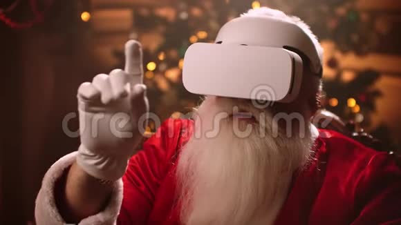 一位留着白胡子穿着圣诞老人服装戴着白VR眼镜的老人双手在模拟视频的预览图