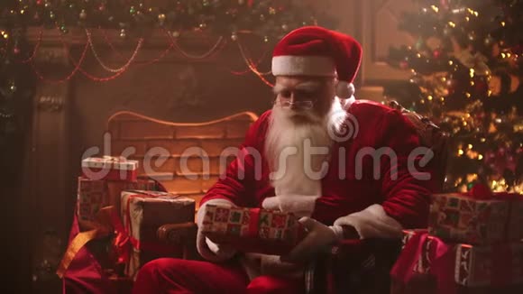 圣诞前夜圣诞老人画像视频的预览图