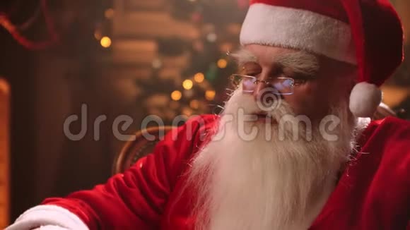 一位留着白胡子戴着圣诞老人服装的眼镜的老人向孩子们展示了一份送礼物的清单视频的预览图