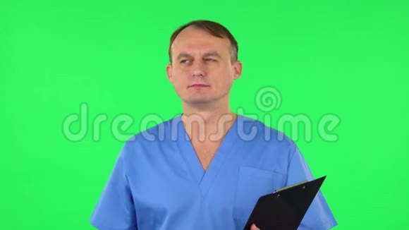医务人员用pensil在黑色文件夹中思考说话和写作绿色屏幕视频的预览图
