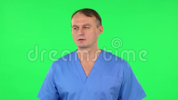 医务人员举着手靠近耳朵试图听有趣的新闻表达沟通的概念绿色屏幕视频的预览图