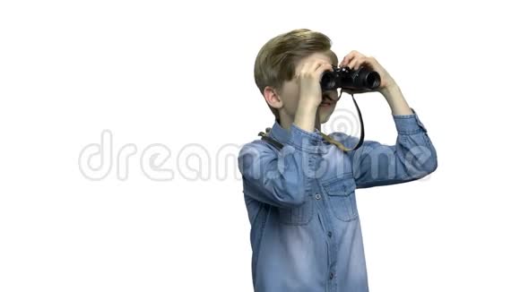 小白种人男孩透过望远镜看视频的预览图