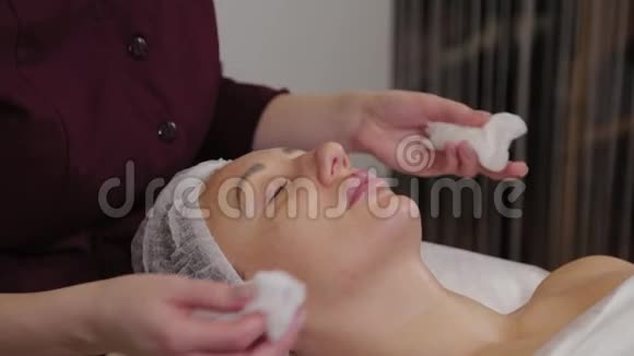 专业美容师在手术前对病人进行洗脸视频的预览图