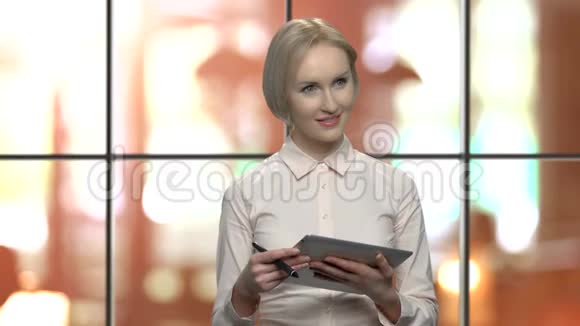 友好的商业女性从事数字平板电脑视频的预览图