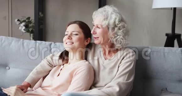 平安的祖母和成年孙女在家团聚视频的预览图