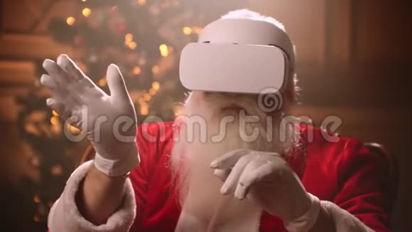 圣诞老人在VR中留着白胡子和眼镜用手势控制界面控制论圣诞老人视频的预览图