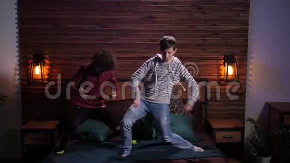 活泼开朗的男生在沙发上跳舞视频的预览图