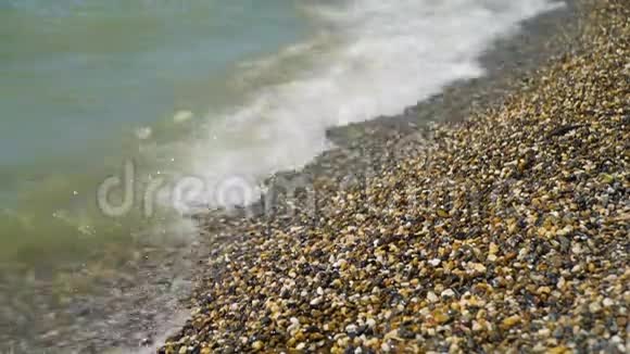 海浪和石滩视频的预览图