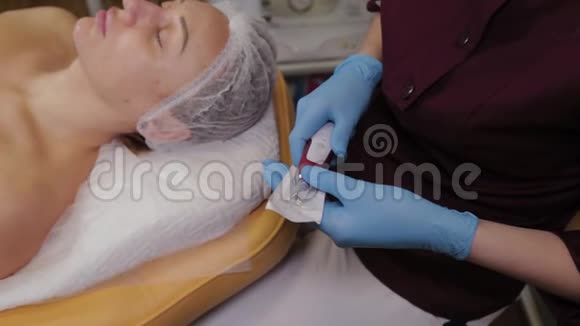 专业美容师女士连接喷嘴和微粉装置视频的预览图