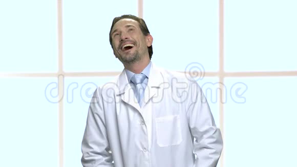 在诊所窗口背景上嘲笑成熟的医生视频的预览图