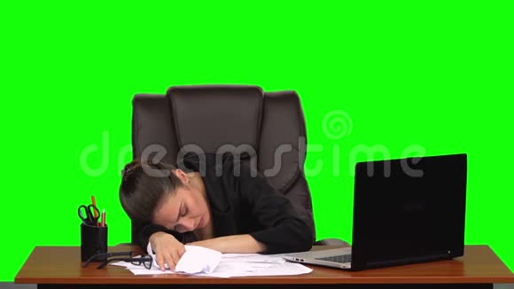 疲惫的商务小姐把头放在桌子上重重地叹了口气绿色屏幕工作室慢动作视频的预览图