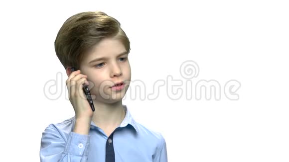 聪明的小男孩在手机上说话视频的预览图