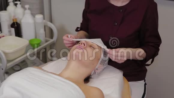 专业美容师在手术前对病人进行洗脸视频的预览图