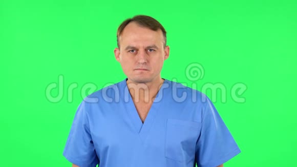 愤怒的医生的画像绿色屏幕视频的预览图