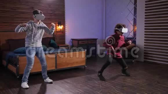 在家庭休闲时用VR眼镜跳舞的男孩视频的预览图