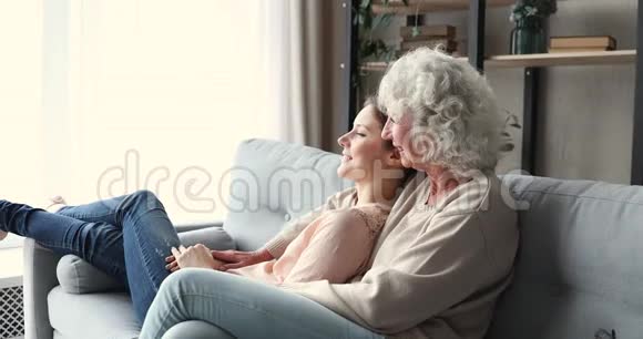 幸福无忧无虑的两代女性家庭在客厅放松视频的预览图