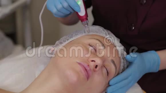 专业美容师女性表演微粉化面部皮肤视频的预览图