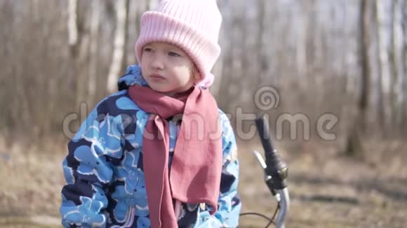 检疫期间在树林里散步的小女孩视频的预览图