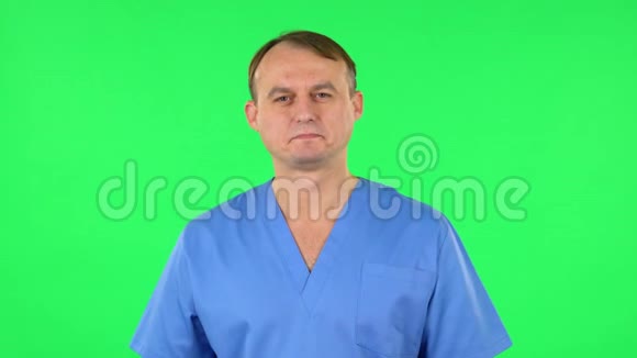 医务人员站在期待然后自豪地微笑绿色屏幕视频的预览图