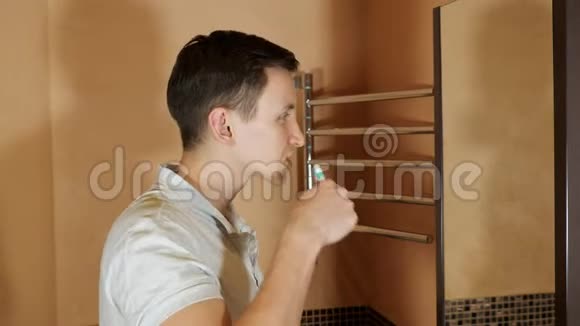 年轻人在镜子前刷牙视频的预览图