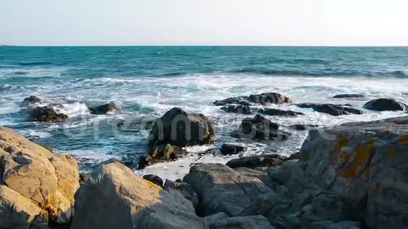 海浪冲击着海岸上的岩石视频的预览图