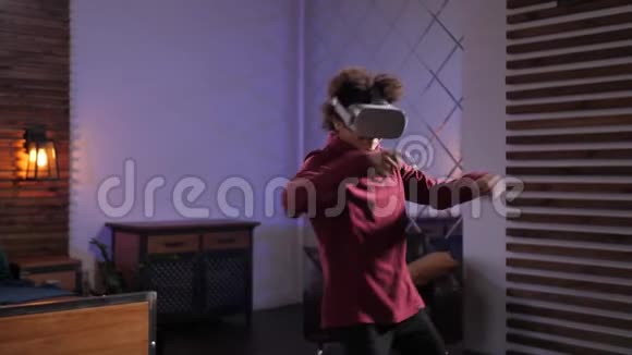 一个穿着VR眼镜表演舞蹈的少年视频的预览图