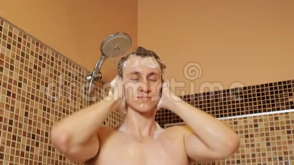 年轻人洗澡时洗头发视频的预览图
