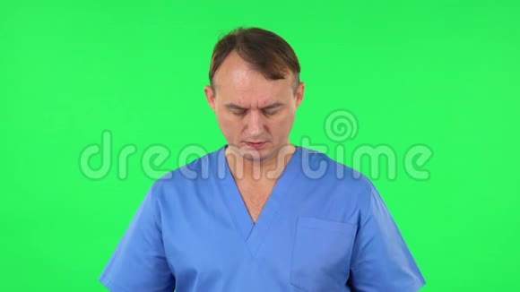 男医生看着x光指着快照解释和摇头消极耸肩绿色屏幕视频的预览图