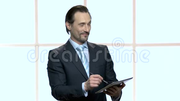 成熟的白种人首席执行官致力于数字平板电脑视频的预览图
