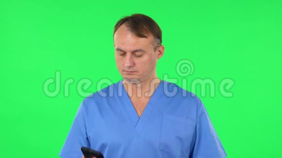医务人员愤怒的打电话证明了什么绿色屏幕视频的预览图
