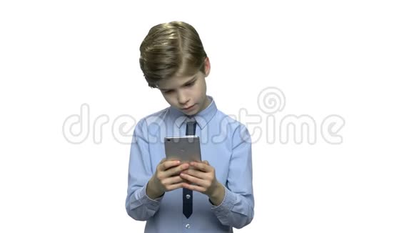 青少年男孩使用智能手机的肖像视频的预览图