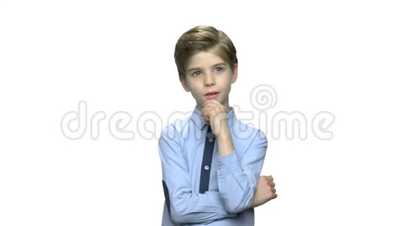 白色背景的可爱思考男孩视频的预览图