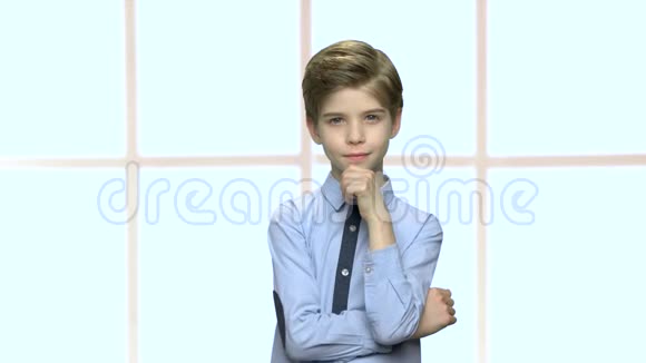 自信的小男孩在格子窗口背景视频的预览图