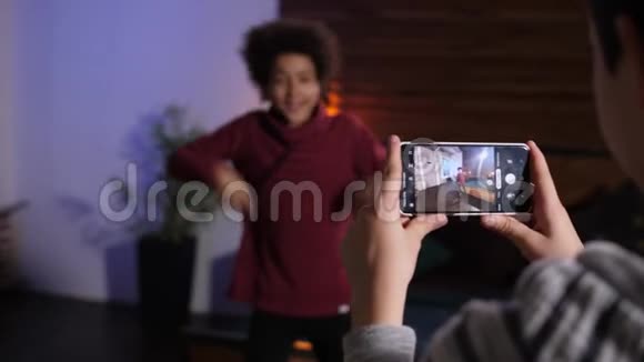跳舞混合种族男孩手机拍摄视频视频的预览图