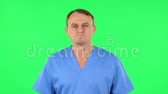 愤怒的医务人员在压力中表示愤怒和愤怒的肖像绿色屏幕视频的预览图