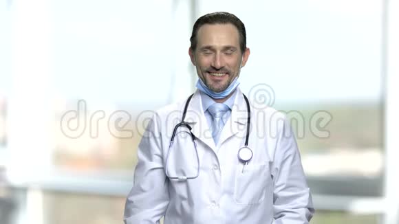 微笑的男医生出示一瓶药丸视频的预览图
