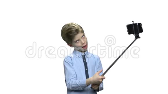 小白种人男孩用自拍棒视频的预览图