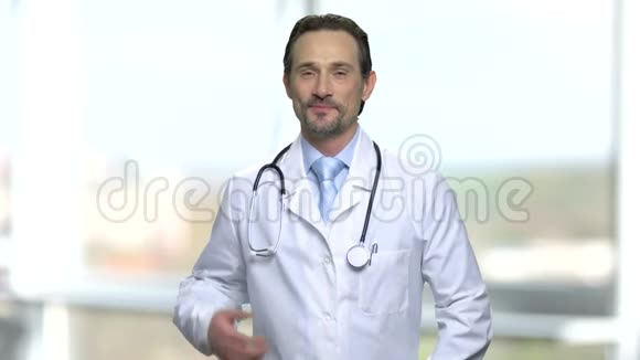 有吸引力的男性医生用听诊器的肖像视频的预览图