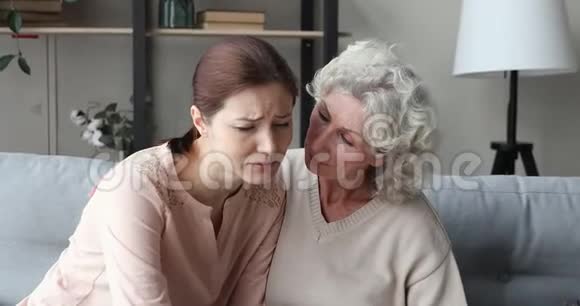 爱怜的老母亲安慰伤心哭泣的年轻成年女儿视频的预览图
