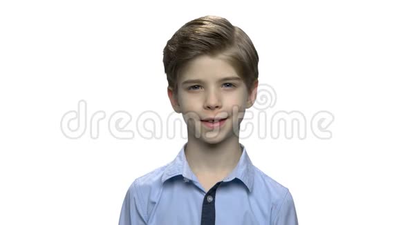 白色背景上英俊的小男孩的肖像视频的预览图