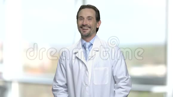 穿着实验室外套的笑成熟男人的肖像视频的预览图