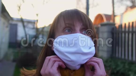 一位戴着防护面具的中年妇女的肖像在户外闲逛健康和安全生命概念N1H1冠状病毒vi视频的预览图