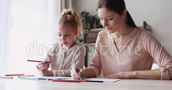 快乐妈妈在家帮小女儿画彩色铅笔视频的预览图