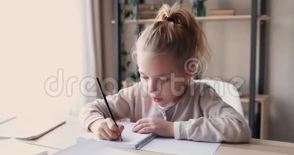 专注聪明的学校女孩子独自学习写作业视频的预览图