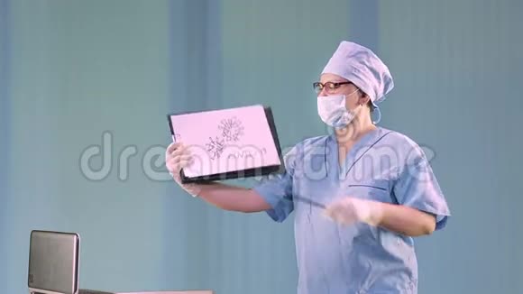 一位戴着医用面罩的女医生讲述了一种冠状病毒并显示了分子图视频的预览图