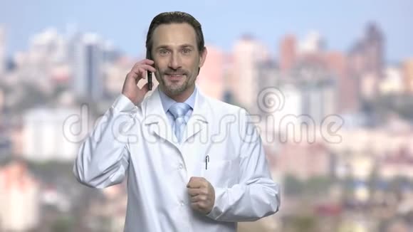 穿着白色外套的快乐男人在打电话视频的预览图